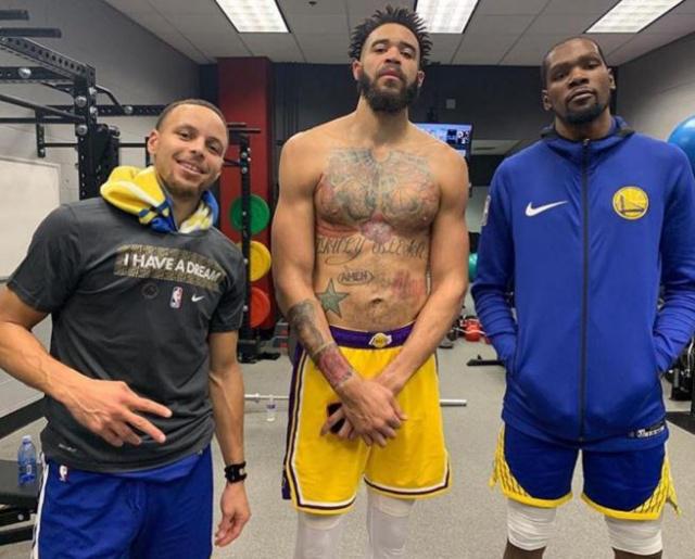 太疼了，萨勒马克尔斯被对手踩中后在地上抽动（萨勒马克尔斯遭对手踩踏，痛得倒地抽搐）