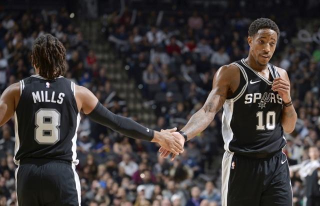 大罗与阿尔卡拉斯切磋网球，还赠送其签名巴西球衣（大罗与阿尔卡拉斯网球过招，亲赠签名巴西队球衣）