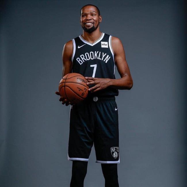 这队的进攻流畅得不像话（这支球队的进攻如行云流水）