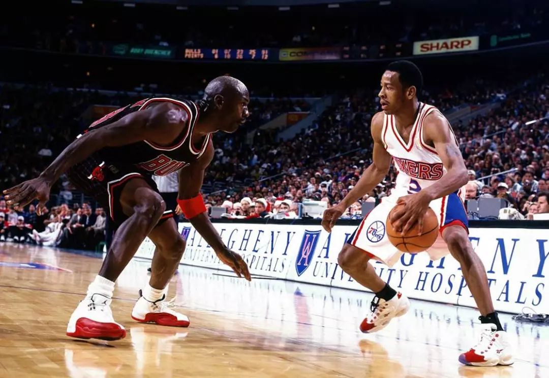 2板6助2抢，三分9中7 一己之力下起三分雨（2板6助2断，三分9投7中 一人掀起三分狂潮）